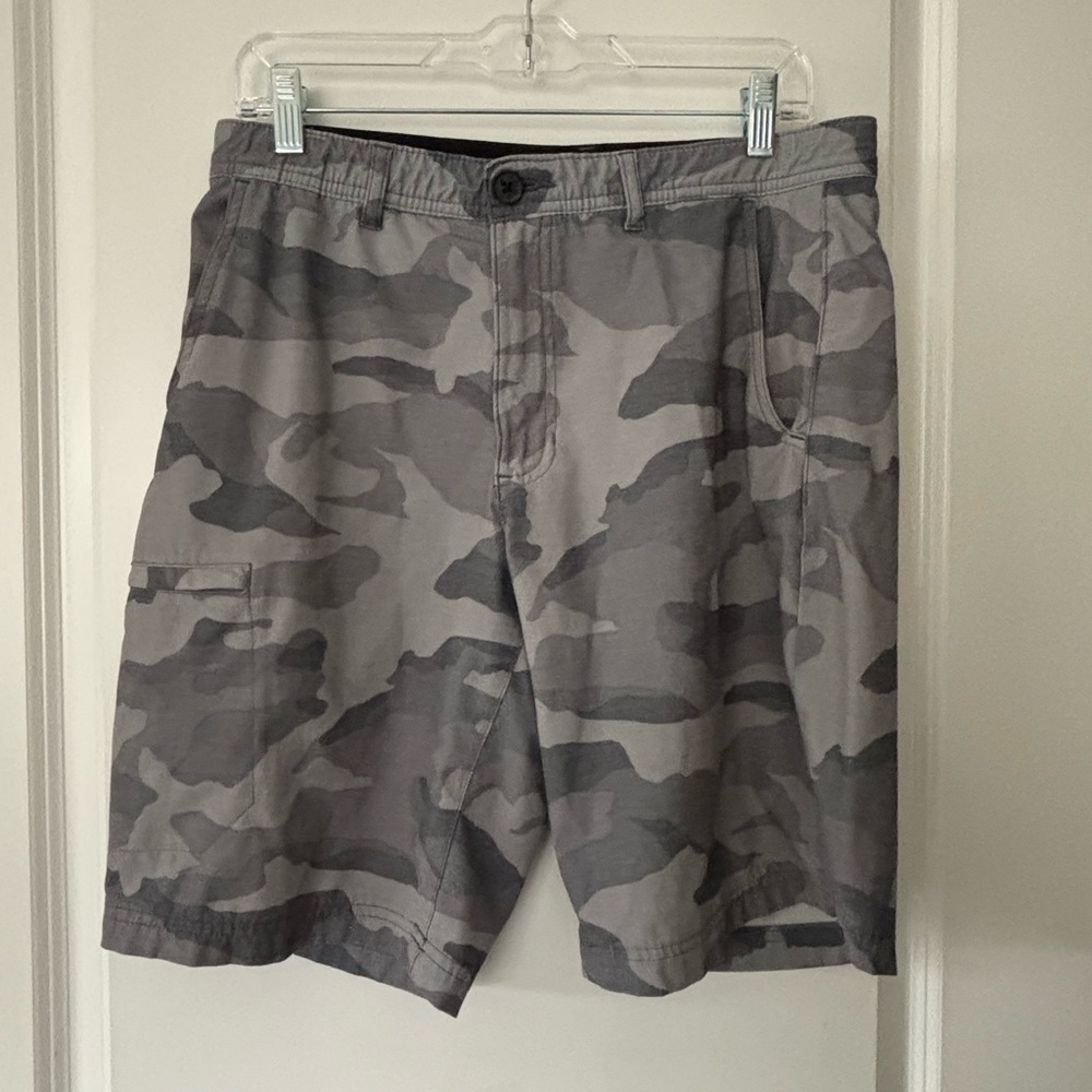 Men’s Grey Camo Cargo shorts
10” inseam 33” waist